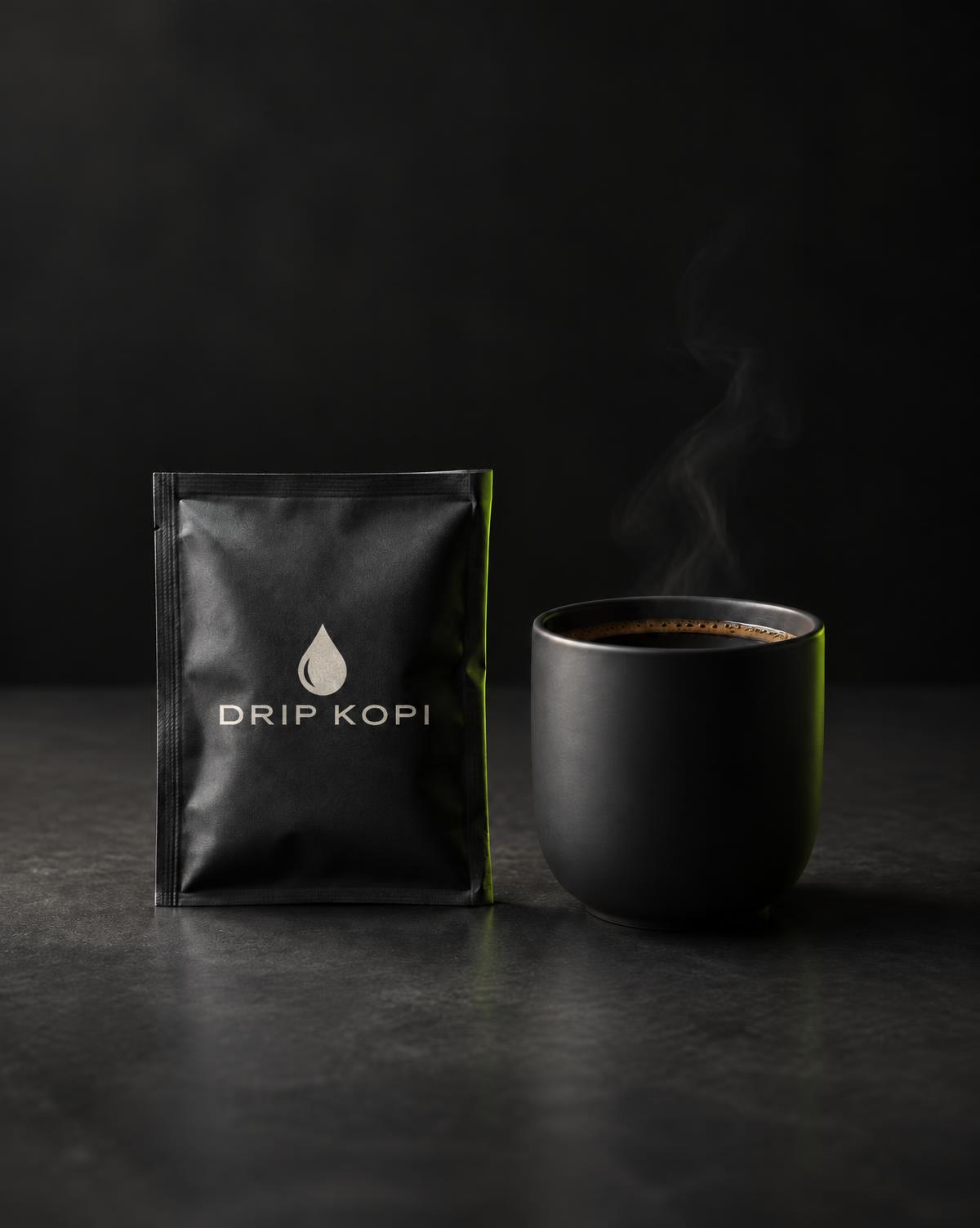 Svart Drip Kopi-påse med logga bredvid en matt svart kopp kaffe
